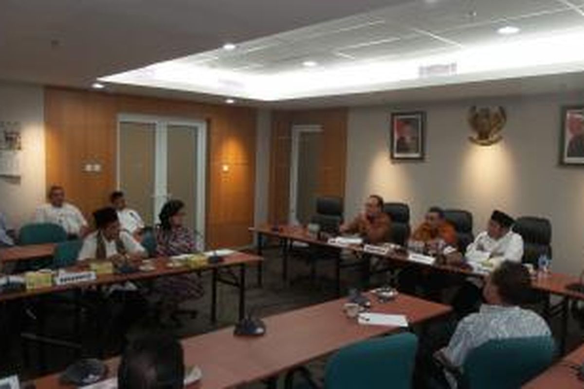 Rapat hak angket yang digelar di Gedung DPRD DKI, Jumat (13/3/2015). Rapat digelar dalam rangka mendengarkan keterangan Kepala TGUPP Sarwo Handayani, terkait kapasitas istri dan adik Gubernur Basuki Tjahaja Purnama, Veronica Tan dan Harry Basuki dalam sebuah rapat di Balai Kota DKI Jakarta