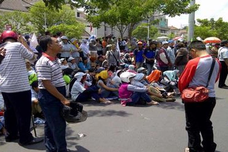 Ilustrasi: sebagian buruh peserta aksi unjuk rasa memilih berteduk di taman trotoar Jalan Pahlawan, Semarang, Jawa Tengah, Selasa (30/10/2012).