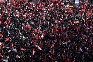 Potret Suasana Haru Pemakaman Khamenei, Bendera Merah Berkibar