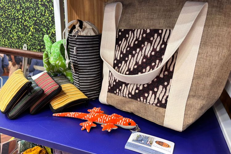 Produk kerajinan kain Nena Collection terbuat dari perca