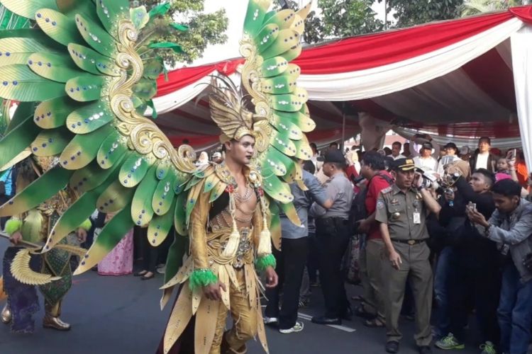 Pawai saat Jakarnaval (Jakarta Karnaval) 2018, di depan Balai Kota DKI Jakarta, jalan Medan Merdeka Selatan, Jakarta Pusat, Minggu (08/07/2018).