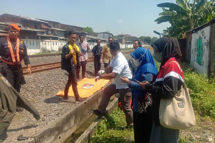 Pengendara sepeda motor tewas tertabrak kereta di perlintasan sebidang terjaga Jalan Anjasmoro Semarang petak jalan Stasiun Semarang Poncol - Stasiun Jerakah. Selasa (7/5/2024).