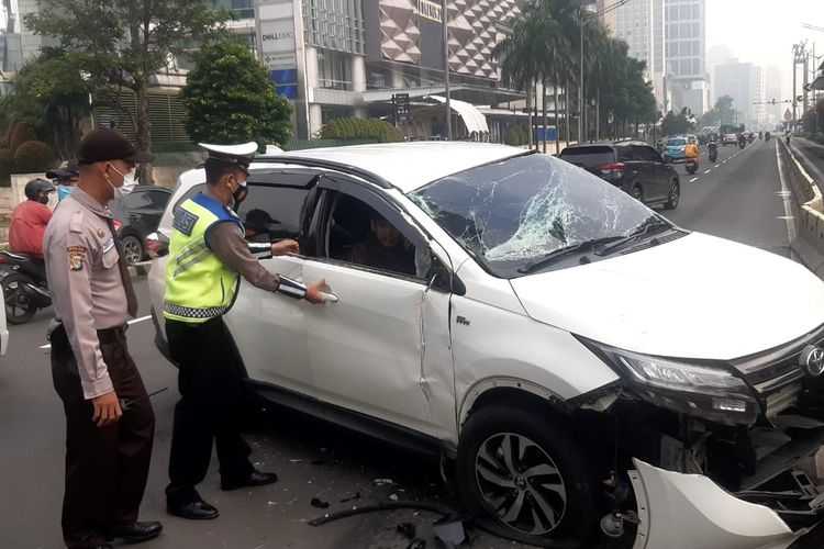Mobil Toyota Rush berwarna putih diduga hilang kendali saat berkendara sehingga menabrak separator busway di Jalan Jenderal Sudirman, Kamis (17/3/2022). Akibatnya lalu lintas di jalan tersebut tersendat.