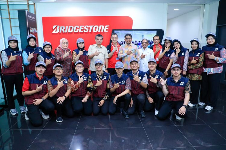 Menaker Yassierli bersama jajaran manajemen dan serikat pekerja berfoto bersama usai penandatanganan PKB XVI di Karawang, Kamis (16/4/2026). 
