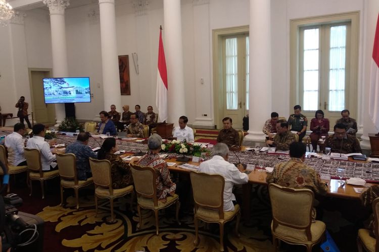 Presiden Jokowi menggelar ratas di Istana Kepresidenan Bogor, Selasa (9/7/2019).
