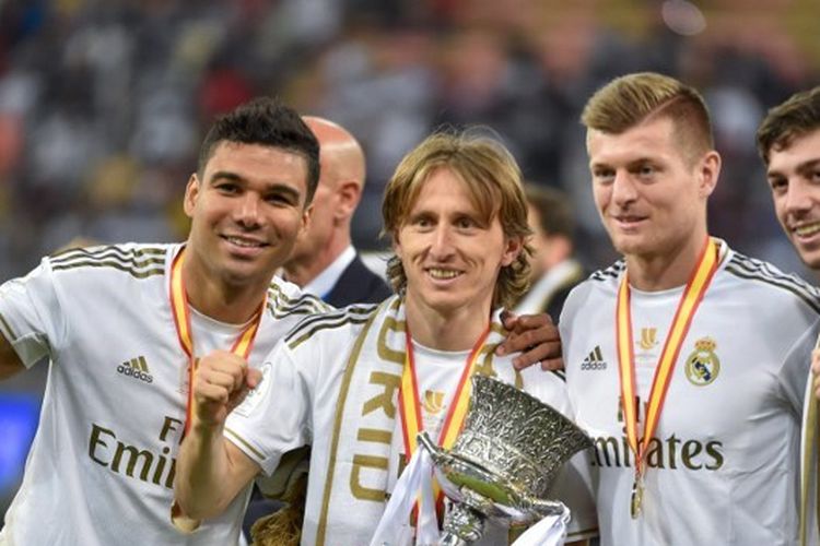 Trio gelandang paten milik Real Madrid yakni Casemiro, Luka Modric, dan Toni Kroos merayakan gelar juara Piala Super Spanyol 2020 usai mengalahkan Atletico Madrid di Stadion King Abdullah Sports City, Arab Saudi, pada 12 Januari 2020.