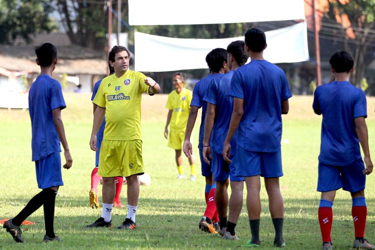 Pelatih Arema FC Eduardo Almeida memimpin latihan rutin untuk persiapan Liga 1 2021 di Lapangan Ketawang Gondanglegi Kabupaten Malang, Jawa Timur, Jumat (28/05/2021) pagi.
