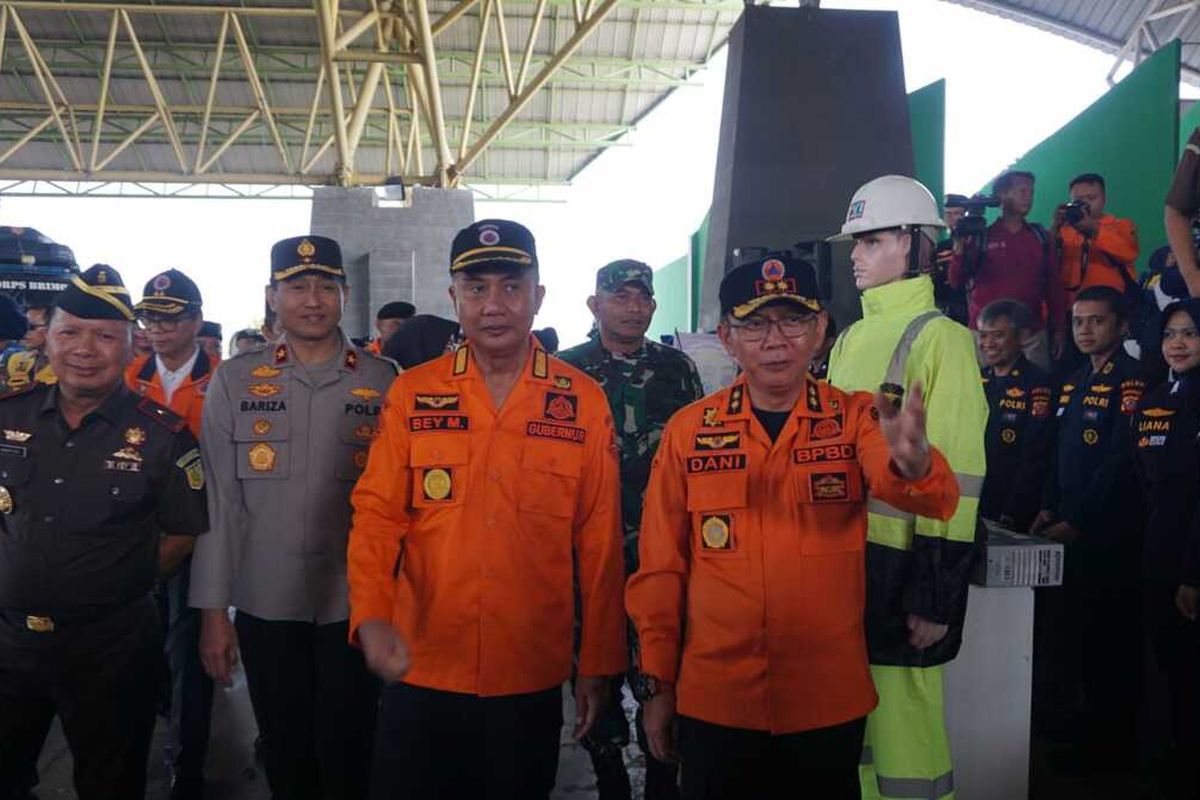 Pj Gubernur Jawa Barat Bey Machmudin beserta jajaran tengah mengecek pasukan serta logistik kebencanaan di Dom Balerame, Soreang, Kabupaten Bandung, Jawa Barat pada Rabu (8/11/2023)