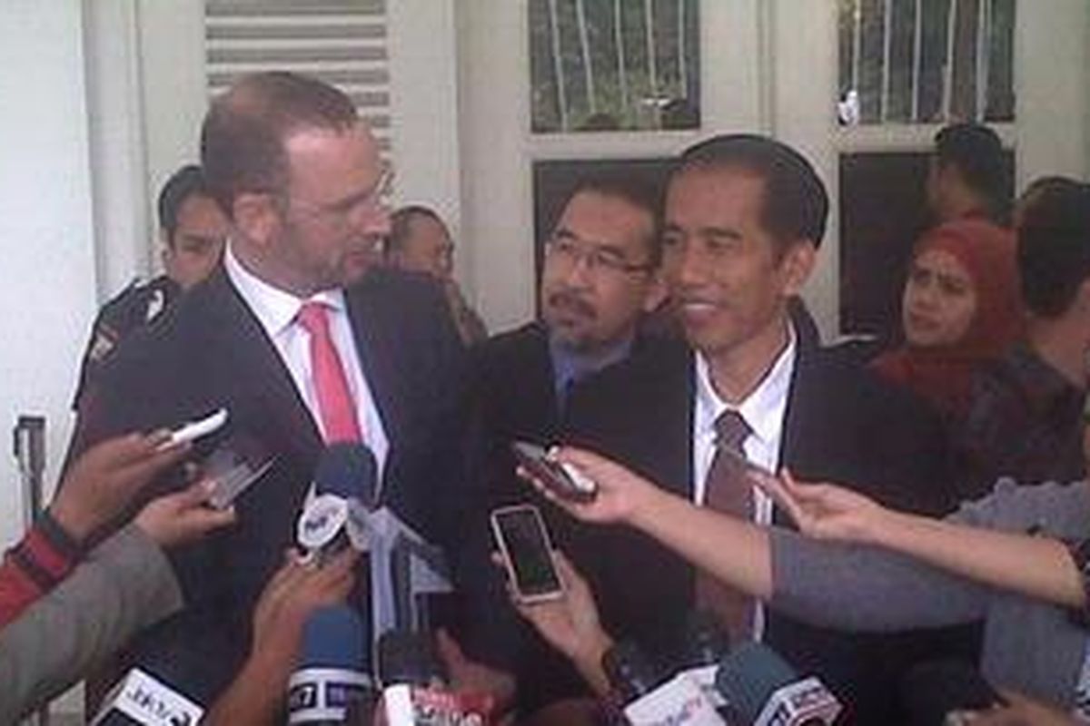 Gubernur DKI Jakarta Joko Widodo (kanan) bersama Duta Besar Denmark untuk Indonesia Martin Bille Hermann (kiri), saat menjawab pertanyaan wartawan di Balaikota Jakarta, Rabu (6/2/2013). Pertemuan keduanya dilakukan untuk membahas kerja sama yang ditawarkan pemerintah Denmark untuk menyelesaikan berbagai permasalahan Ibu Kota.