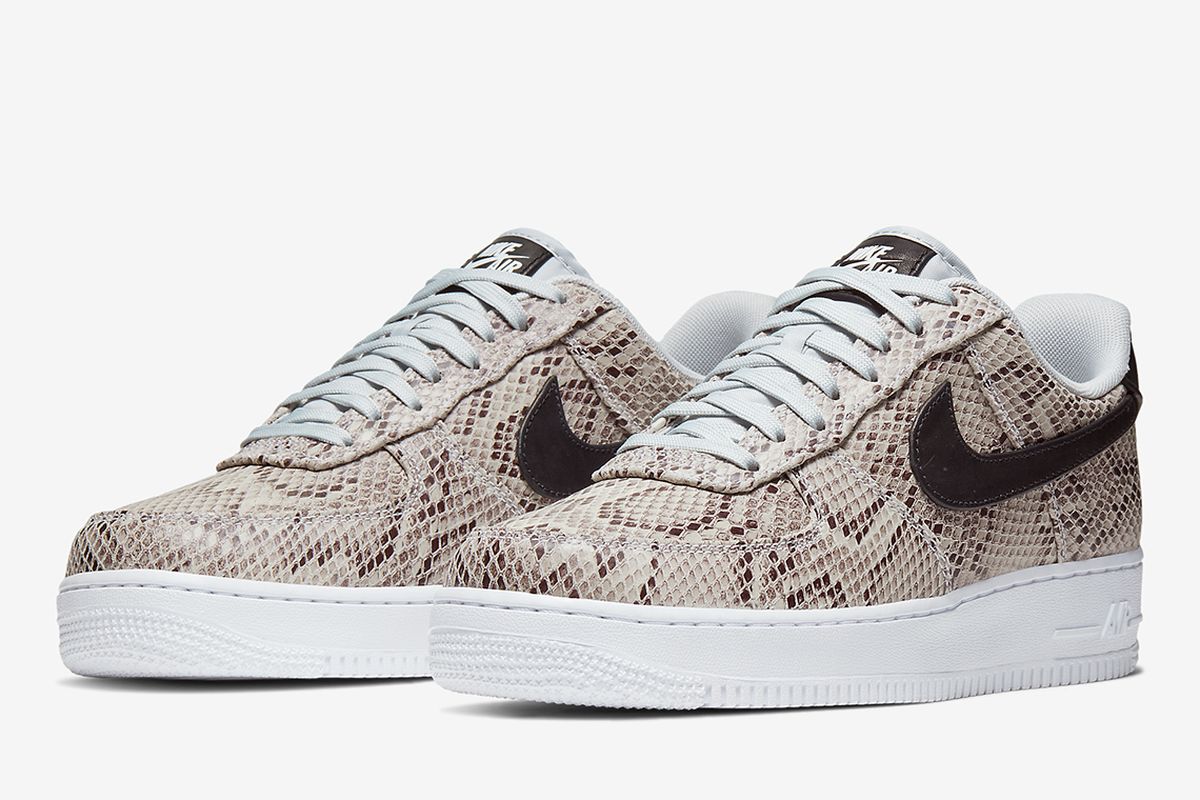 Sepatu itu adalah Nike Air Force 1 Low Snakeskin 