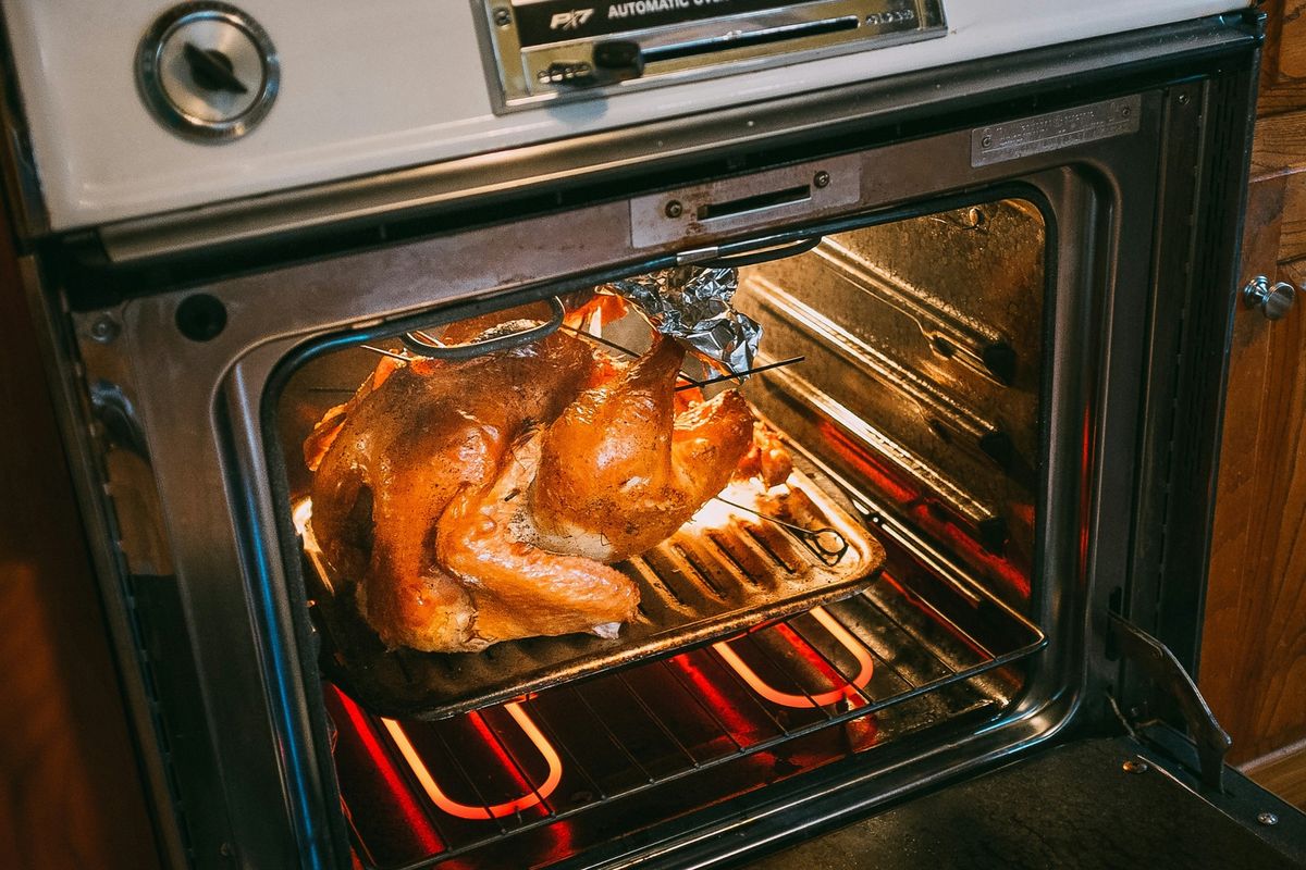 Microwave vs Oven: Perbedaan Mendasar dalam Cara Kerja dan Fungsi