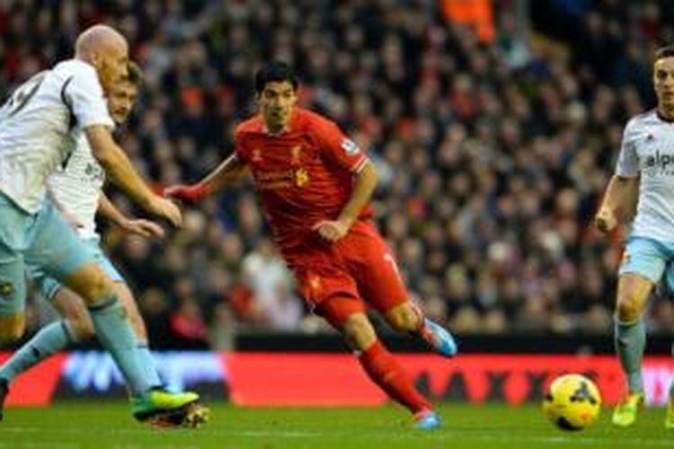 Striker Liverpool, Luis Suarez (merah), beraksi pada laga Premier League melawan West Ham United di Stadion Anfield, Liverpool, Sabtu (7/12/2013).