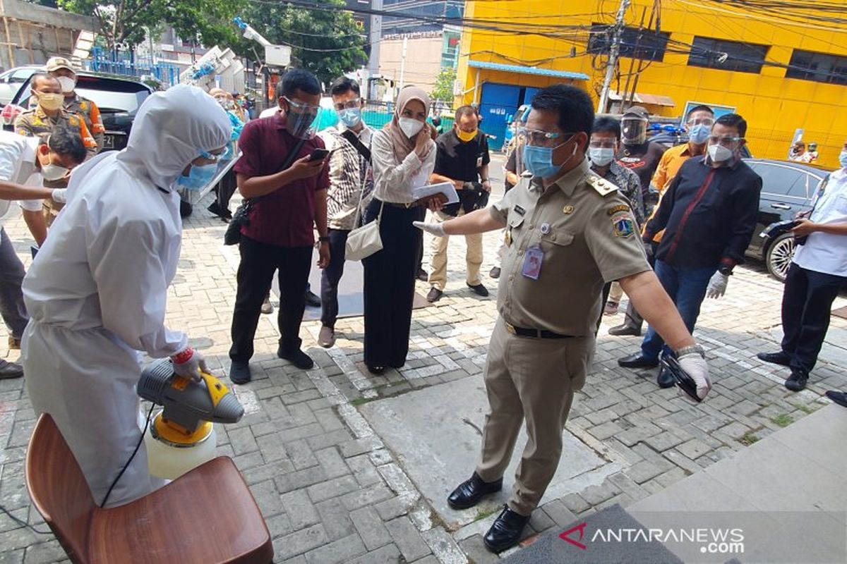 Wagub DKI Jakarta Ahmad Riza Patria disemprot disinfektan sebelum masuk ke Hotel U-Stay Mangga Besar, Selasa (6/10/2020).