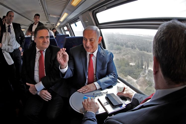Perdana Menteri Israel Benjamin Netanyahu (tengah) bersama Menteri Transportasi Yisrael Katz saat mencoba kereta api cepat jurusan Yerusalem menuju Bandara Internasional Ben Gurion di Tel Aviv, Kamis (20/9/2018).