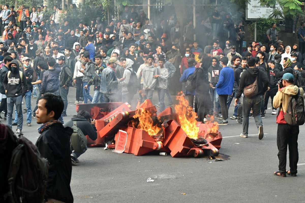 Aksi massa unjuk rasa di Gedung DPRD Jabar, Kota Bandung berakhir ricuh, Selasa (24/9/2019). Massa membakar pembatas jalan.