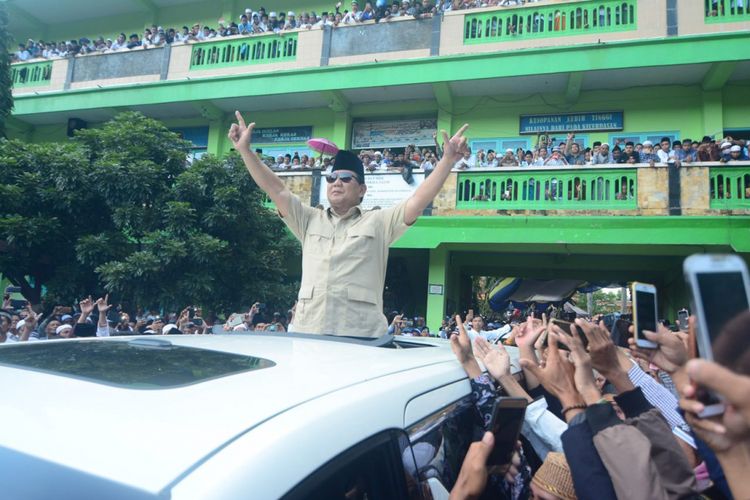 Calon Presiden Prabowo Subianto disambut ribuan santri pondok pesantren Mambaul Ulum Bata-Bata, Selasa (26/2/2019). Ia menceritakan pengalamannya saat memimpin prajurit asal Madura yang suka berkelahi dan doyan makan.
