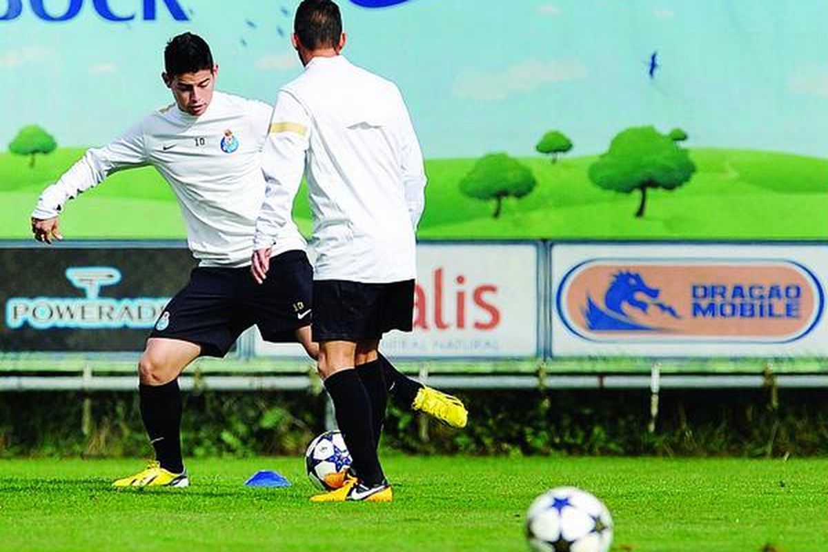 Gelandang Porto, James Rodriguez (kiri) dan Steven Defour, tengah berlatih bersama  di  Olival Training Center, di Vila Nova de Gaia, Portugal, Senin (18/2). Sesi latihan Porto berlangsung sebelum laga 16 besar Liga Champions melawan klub Spanyol, Malaga. 