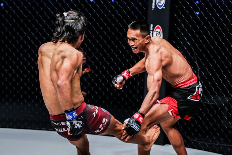 Atlet MMA asal Indonesia, Sunoto (kanan), bertarung dengan Tial Thang (Myanmar) dalam ajang ONE: BAD BLOOD di Singapore Indoor Stadium, Singapura, Jumat (11/2/2022).
