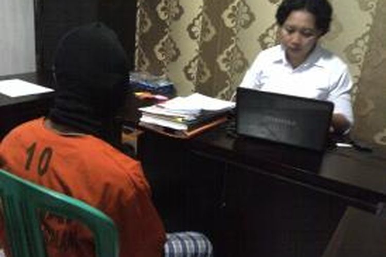 Seorang anak yang masih berumur 16 tahun, warga Kabupaten Malang, Jawa Timur, ditangkap polisi setelah kepergok mencuri Handphone. Pelaku sudah empat kali masuk tahanan. Senin (5/1/2015).