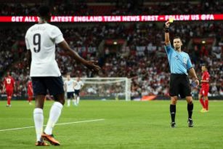 Penyerang Inggris Danny Welbeck diberi kartu kuning oleh wasit Ivan Kruzliak pada pertandingan kualifikasi Piala Dunia 2014, di Wembley, 6 September 2013. 