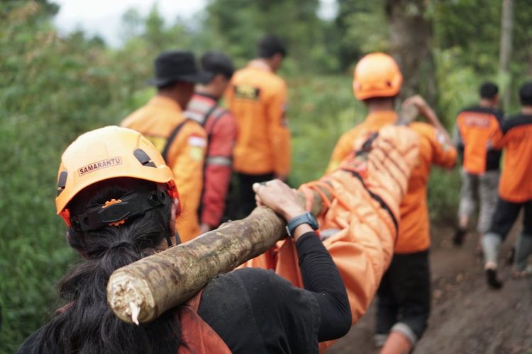 Tim SAR mengevakuasi Hardiat Hidayatuloh (53) pendaki asal Cimahi, Jawa Barat yang meninggal dunia saat mendaki Gunung Slamet, Purbalingga, Sabtu (18/6/2022).