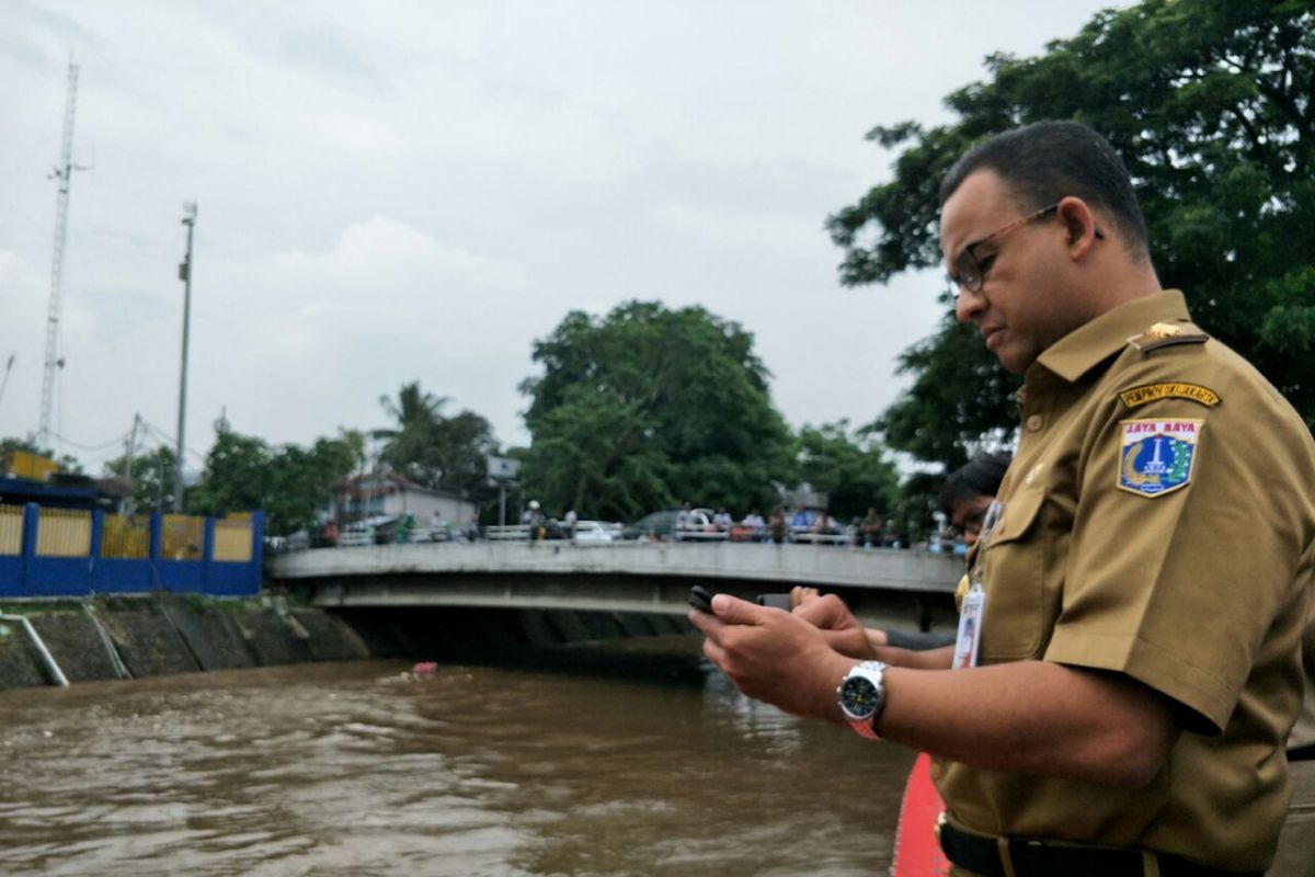 Gubernur DKI Jakarta Anies Baswedan meninjau Pintu Air Manggarai, Senin (5/2/2018). 