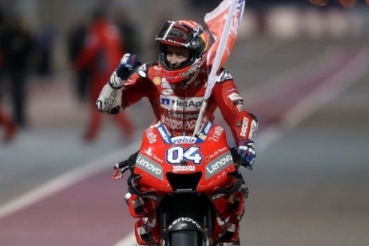 Pebalap Mission Winnow Ducati, Andrea Dovizioso, merayakan kemenangannya pada MotoGP Qatar 2019 di Sirkuit Losail, 10 Maret 2019. 