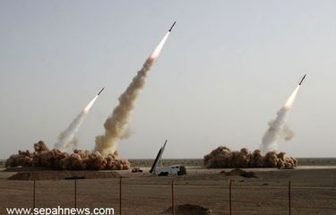 Foto yang dirilis pada 10 Juli 2008 oleh situs berita Garda Revolusi Iran, Sepah News, memperlihatkan tiga rudal meluncur di udara dari lokasi yang dirahasiakan pada 9 Juli 2008.