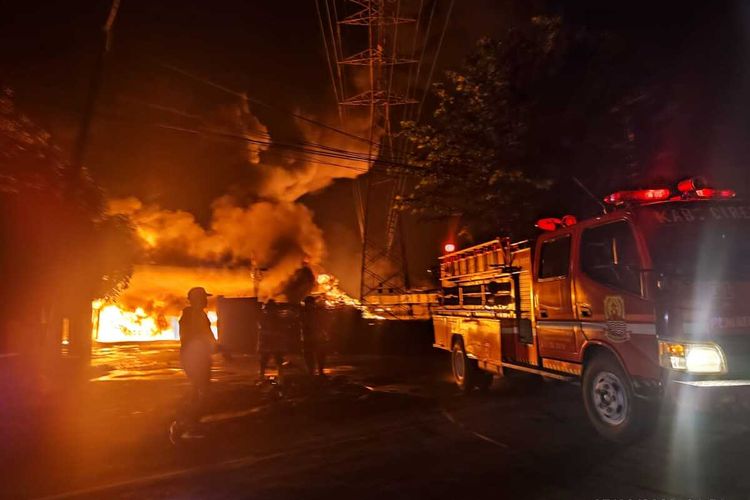 Sejumlah petugas pemadam kebakaran kabupaten Cirebon Jawa Barat berusaha memadamkan kobaran api pada kebakaran hebat di Pabrik Busa Kebon Turi, Arjawinangun Kabupaten Cirebon, Senin malam (27/2/2023)