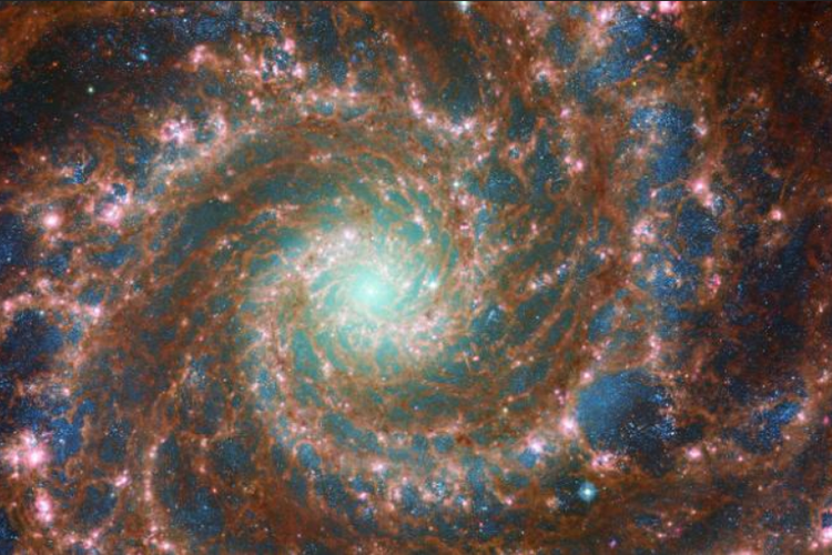 Gambar Galaksi Phantom, galaksi spiral yang berjarak 32 juta tahun cahaya dari Bumi
