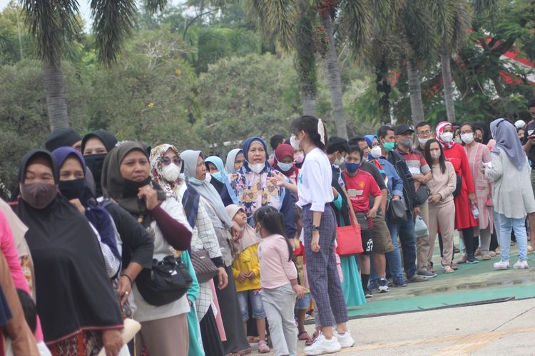 Antrian warga di Kabupaten Cianjur, Jawa Barat, Minggu (23/1/2022) untuk mendapatkan minyak goreng murah di tengah harganya yang terus melambung.