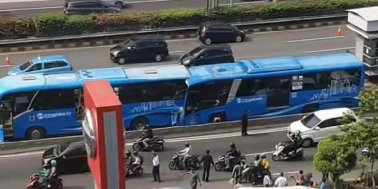 Dua bus TransJakarta tabrakan di Halte Cawang-Ciliwung, Jakarta Timur, Senin (25/10/2021).