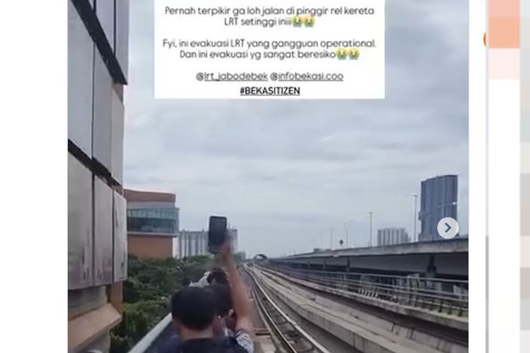 Tangkapan layar video penumpang berjalan di pinggir rel karena LRT Jabodebek alami gangguan.