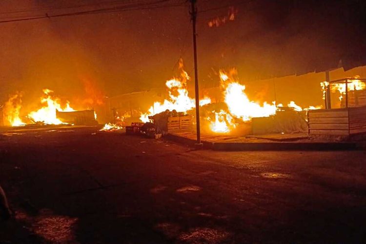 Api kebakaran berkobar di Pasar Leuwiliang, Kabupaten Bogor, Jawa Barat, Kamis (28/9/2023) dini hari