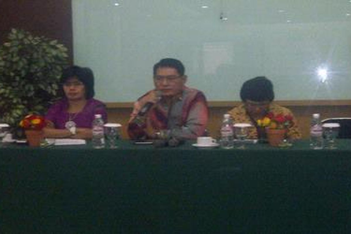 Ketua Lembaga Perlindungan Saksi dan Korban (LPSK) Abdul Haris (tengah) menyampaikan keterangan pers terkait kedatangan tim LPSK ke Lampung, Sabtu (28/1/2012).