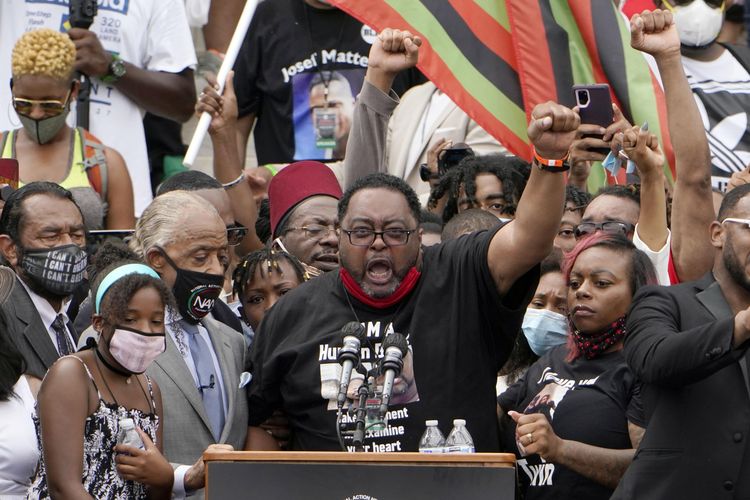 Jacob Blake Sr., ayah dari Jacob Blake, mengangkat kepalan tangannya ke udara saat berbicara pada Pawai di Washington, Jumat 28 Agustus 2020, di Lincoln Memorial di Washington.