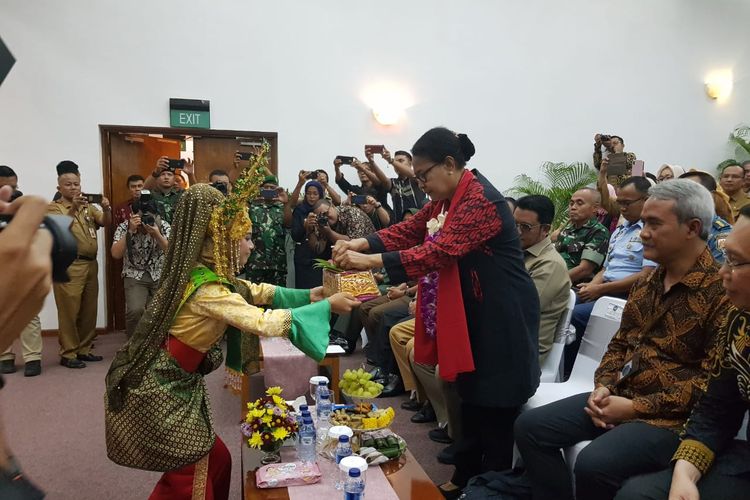 Menteri Pemberdayaan Perempuan dan Perlindungan Anak (PPPA) RI Yohana Yembise hadir dalam peresmian rumah perlindungan pekerja perempuan di Bintan Industrial Estate (BIE) di Kota Bintan, Kepulauan Riau, Senin (7/10/2019).