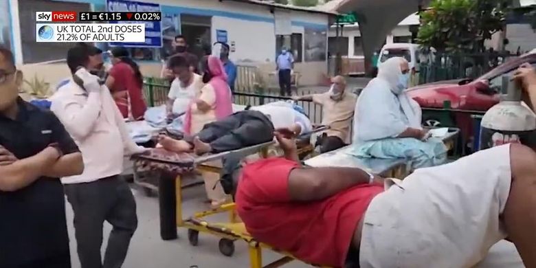 Tangkapan layar dari tayangan Sky News menunjukkan situasi seperti apa kengerian Covid-19 di India, di mana pasien terpaksa berbaring di luar rumah sakit yang sudah terlalu sesak.