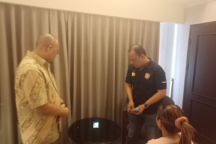 Anggota DPR RI Andre Rosiade bersama tim Ditreskrimsus Polda Sumbar menggerebek prostitusi online di Padang, Minggu (26/1/2020)