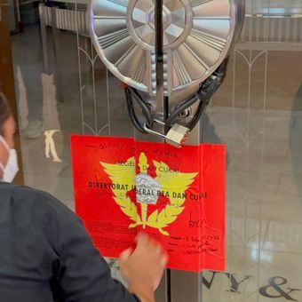 Direktorat Jenderal Bea dan Cukai Kantor Wilayah (Kanwil) Jakarta melakukan penyegelan terhadap sejumlah toko perhiasan mewah Tiffany & Co di Jakarta pada Rabu (11/2/2026).