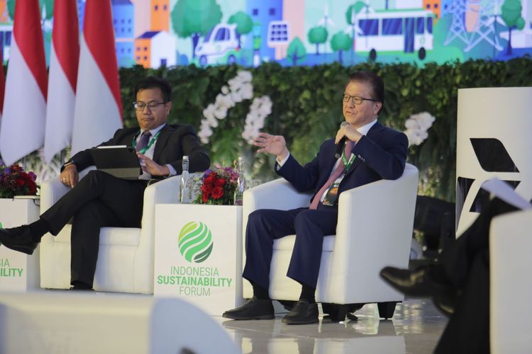 Chairman Sinar Mas Agribusiness and Food Franky Oesman Widjaja dalam diskusi bertemakan ?Fuels of the Future for Low Carbon Industri Solution? yang digelar Kementerian Koordinator Kemaritiman dan Investasi (Kemenko Kemaritiman) bersama Kamar Dagang dan Industri Indonesia (Kadin) Indonesia di Jakarta, Jumat (8/9/2023). 
