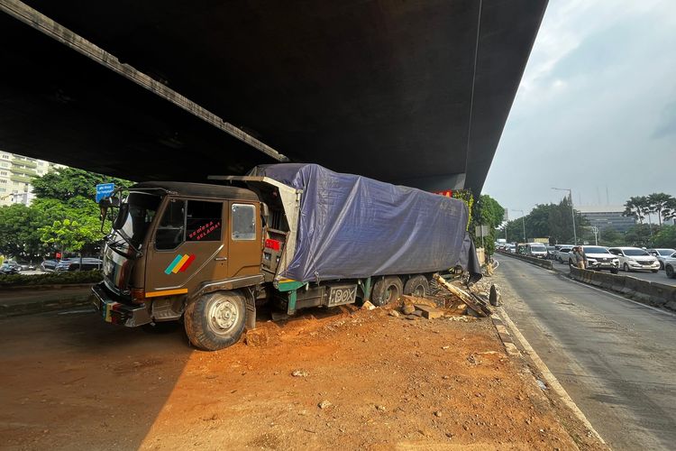 Truk Rem Blong di Slipi Petamburan, Sopir Banting Setir Hindari Tabrakan
