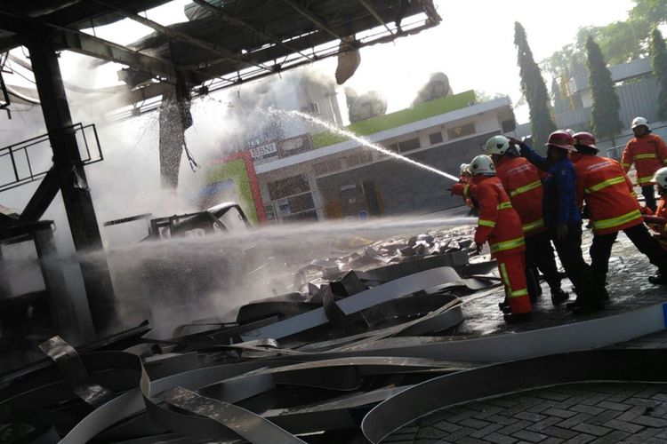 Pembasahan di lokasi kebakaran SPBU di komplek industri SIER Surabaya