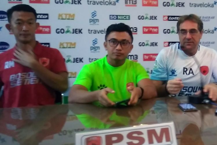 Pelatih PSM Makassar Robert Rene Alberts (kanan) dan Rivky Mokodompit (kari), dalam sesi jumpa pers sebelum pertandingan lawan Persela Lamongan.