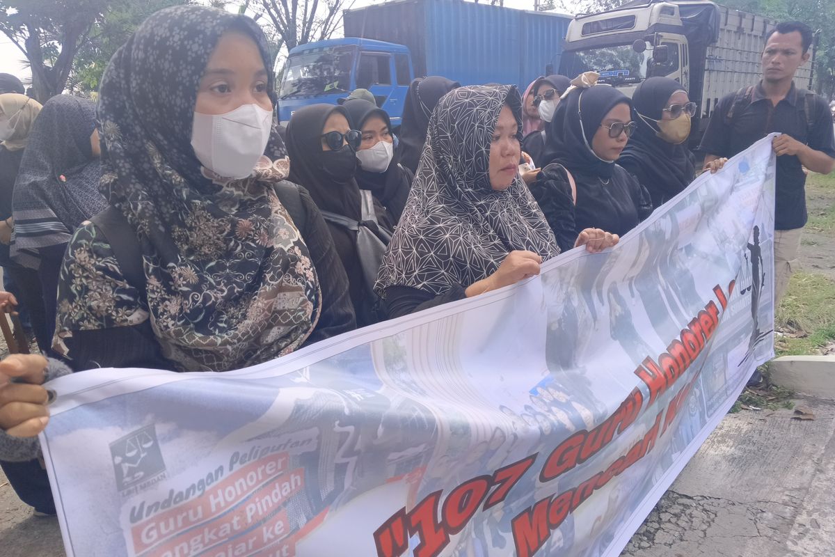 Para guru honorer diduga korban seleksi PPPK Langkat saat berunjuk rasa di depan PTUN Medan, Senin (23/9/2024)
