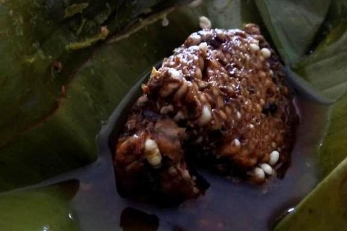 Botok tawon yang dijual Bu Misnah, warga Desa Lemahbang Kulon, Kecamatan Rogojampi, Kabupaten Banyuwangi, Jawa Timur. 