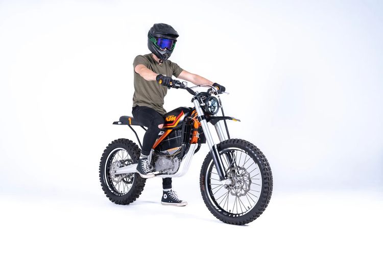 Motor custom KTM Freeride E-XC bergaya scrambler garapan GRID Cycles