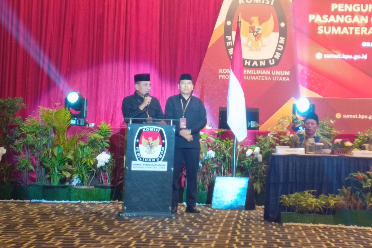 Calon gubernur Sumut nomor urut 2 Edy Rahmayadi dan wakilnya Hasan Basri saat memberikan kata sambutan di saat menghadiri acara pencabutan nomor pasangan calon gubernur Sumut di Hotel Grand Mercure, Senin (23/9/2024)