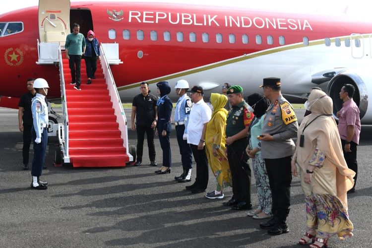 Presiden Joko Widodo dan Ibu Iriana Joko Widodo saat tiba di Bandara Fatmawati Soekarno, Kota Bengkulu, Provinsi Bengkulu pada Rabu (19/7/2023). 
