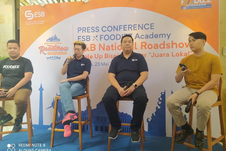 Founder & Edukator Foodizz Academy, Rex Marindo, CEO & Co-Founder PT Esensi Solusi Buana (ESB), Gunawan,  COO & Co-Founder ESB, Eka Prasetya, dan Owner MUNIM, Affan Arisga, Selasa (23/5/2023) di Jakarta, saat memperkenalkan kolaborasi ESB dengan Foodizz Academy berupa F&B National Roadshow Scale Up Bisnis Kuliner Juara Lokal.

 

